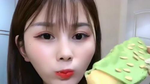 美女吃脆皮哈密瓜的视频,美女大快朵颐，视觉盛宴来袭