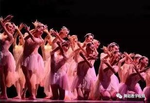 小女孩跳舞视频吃瓜,揭秘小女孩跳舞视频背后的甜蜜瓜香