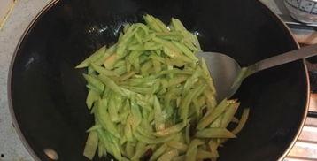 哈密瓜炒着吃的视频,哈密瓜炒制新体验