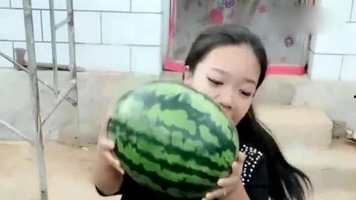 吃瓜被父亲发现视频大全,吃瓜瞬间被父亲目睹的尴尬瞬间大盘点