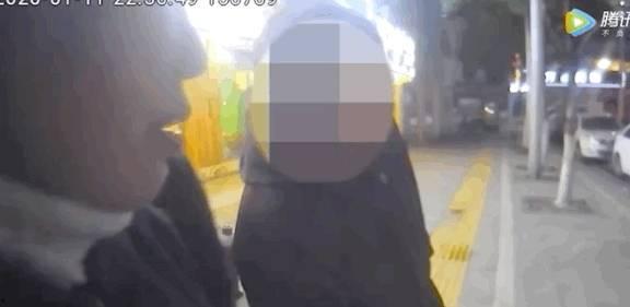 被警察抓的吃瓜视频,吃瓜群众意外成焦点，警方行动引发热议