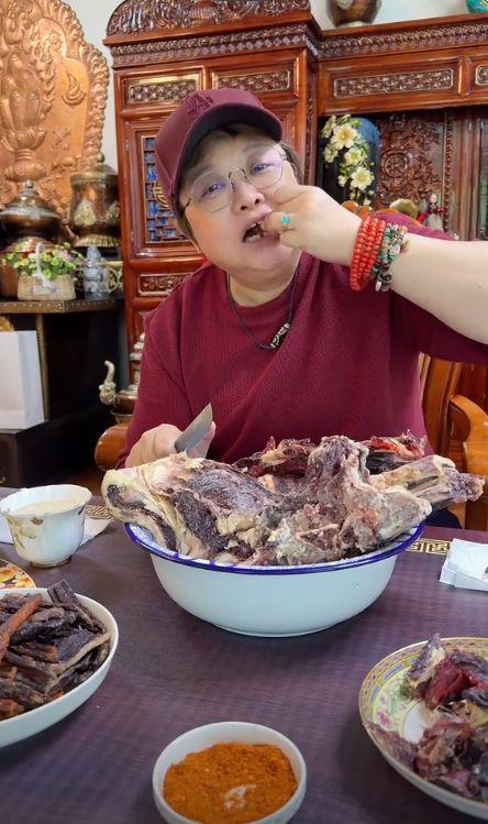 刘大瓜吃生肉视频,生肉大餐现场直播